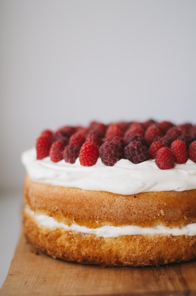 白色糖霜加红覆盆子的圆形蛋糕
